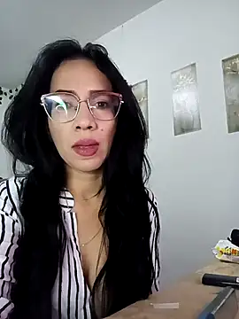 YaraDuartee online show from November 7, 5:06 pm