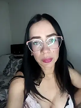 Snapshot of YaraDuartee chatting on April 7, 1:29 am YaraDuartee online show from April 7, 1:29 am