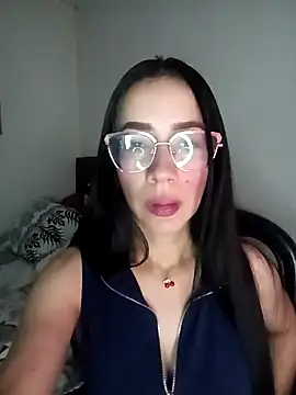 Snapshot of YaraDuartee chatting on April 8, 12:01 am YaraDuartee online show from April 8, 12:01 am