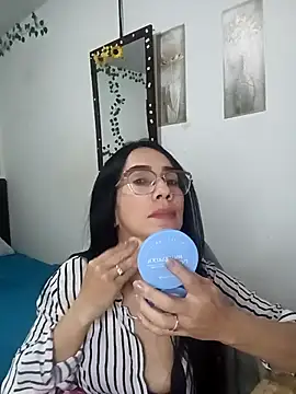 Snapshot of YaraDuartee chatting on December 17, 1:10 am YaraDuartee online show from December 17, 1:10 am