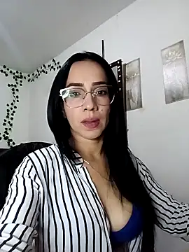 YaraDuartee online show from October 30, 7:55 pm