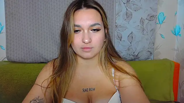 Snapshot of YourEmily_xx chatting on October 2, 11:02 am YourEmily xx online show from October 2, 11:02 am