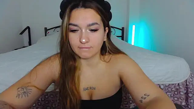 Snapshot of YourEmily_xx chatting on October 20, 6:48 am YourEmily xx online show from October 20, 6:48 am
