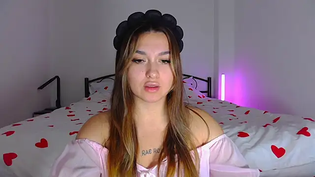 Snapshot of YourEmily_xx chatting on October 14, 10:27 am YourEmily xx online show from October 14, 10:27 am