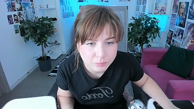Snapshot of FameyBlum chatting on October 15, 8:22 am FameyBlum online show from October 15, 8:22 am
