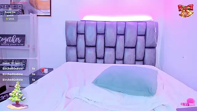 Snapshot of Violet_Anders chatting on December 13, 8:04 pm Violet Anders online show from December 13, 8:04 pm