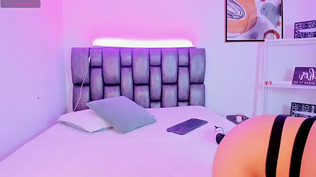 Caroline Millerr online show from December 1, 7:48 pm