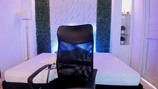 Caroline Millerr online show from October 2, 8:12 pm