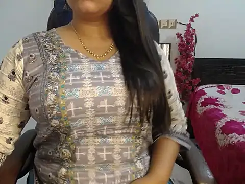 Queen Homaira online show from November 19, 4:45 am