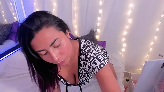Snapshot of Olivia_Morrys chatting on May 15, 11:14 pm Olivia Morrys online show from May 15, 11:14 pm