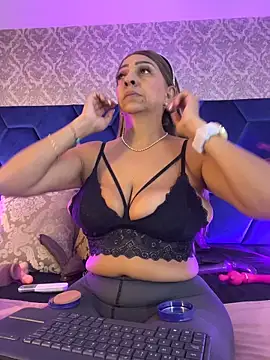 Angelina Roa online show from May 8, 2:32 pm
