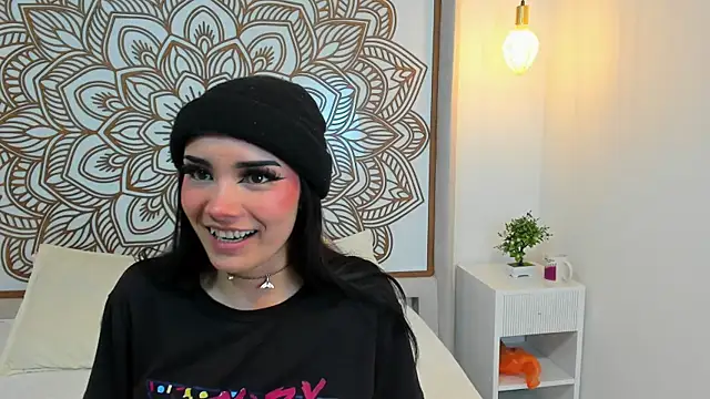 Daphne Nicolle online show from October 15, 7:33 pm