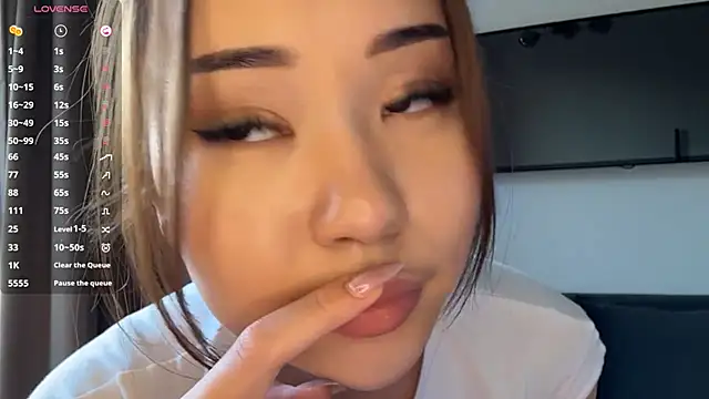 Ur neighbor Kira online show from May 29, 1:50 pm
