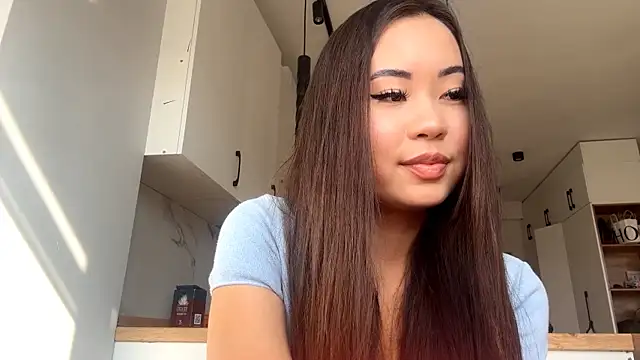Snapshot of Ur_neighbor_Kira chatting on October 8, 9:11 am Ur neighbor Kira online show from October 8, 9:11 am