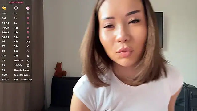 Ur neighbor Kira online show from May 17, 1:33 pm