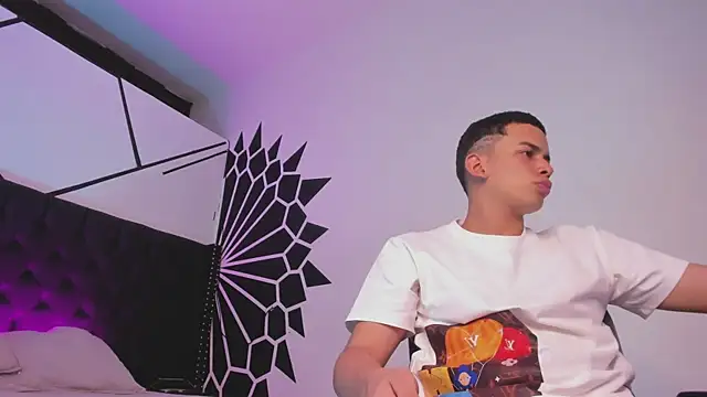 Snapshot of JuanSixx chatting on October 3, 4:03 am JuanSixx online show from October 3, 4:03 am