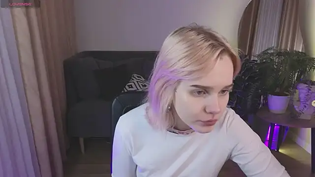 Snapshot of MayWins chatting on February 7, 10:07 pm MayWins online show from February 7, 10:07 pm