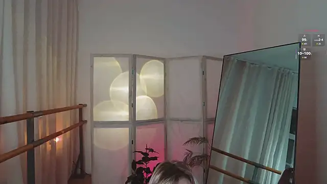 Snapshot of MayWins chatting on November 13, 9:51 pm MayWins online show from November 13, 9:51 pm