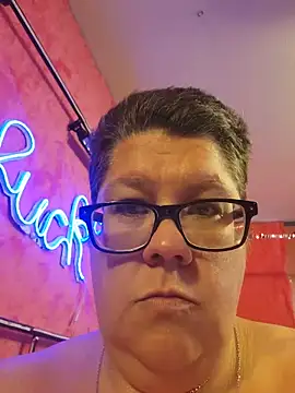 Snapshot of violentviolet68 chatting on June 11, 5:32 pm violentviolet68 online show from June 11, 5:32 pm