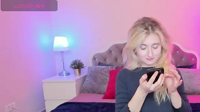 Snapshot of CamillaDreamer chatting on November 27, 4:40 pm CamillaDreamer online show from November 27, 4:40 pm