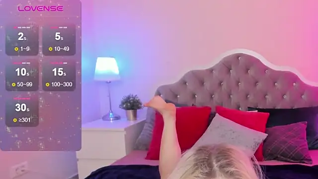 Snapshot of CamillaDreamer chatting on November 24, 5:57 pm CamillaDreamer online show from November 24, 5:57 pm