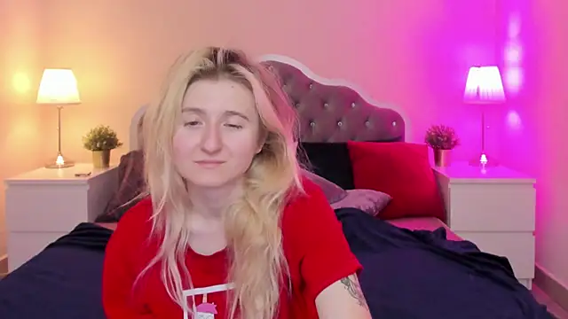 Snapshot of CamillaDreamer chatting on November 17, 10:14 pm CamillaDreamer online show from November 17, 10:14 pm