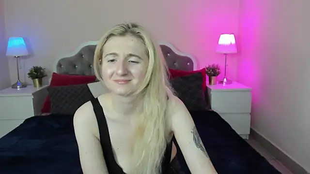 Snapshot of CamillaDreamer chatting on October 11, 3:46 pm CamillaDreamer online show from October 11, 3:46 pm