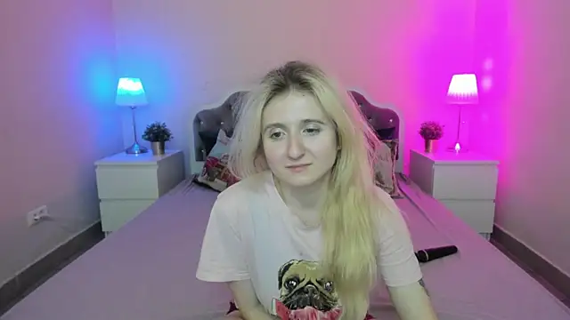 Snapshot of CamillaDreamer chatting on December 3, 5:34 pm CamillaDreamer online show from December 3, 5:34 pm