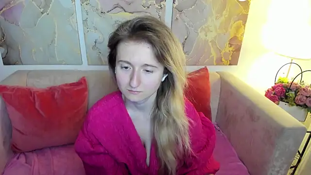 Snapshot of CamillaDreamer chatting on June 9, 5:47 pm CamillaDreamer online show from June 9, 5:47 pm