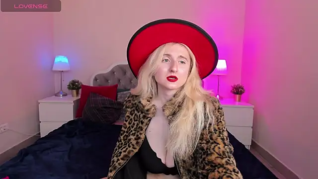 Snapshot of CamillaDreamer chatting on October 17, 10:07 am CamillaDreamer online show from October 17, 10:07 am