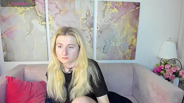 Snapshot of CamillaDreamer chatting on November 10, 7:08 pm CamillaDreamer online show from November 10, 7:08 pm