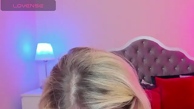 Snapshot of CamillaDreamer chatting on November 29, 7:14 pm CamillaDreamer online show from November 29, 7:14 pm