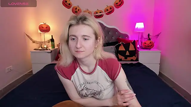 Snapshot of CamillaDreamer chatting on October 30, 5:43 pm CamillaDreamer online show from October 30, 5:43 pm