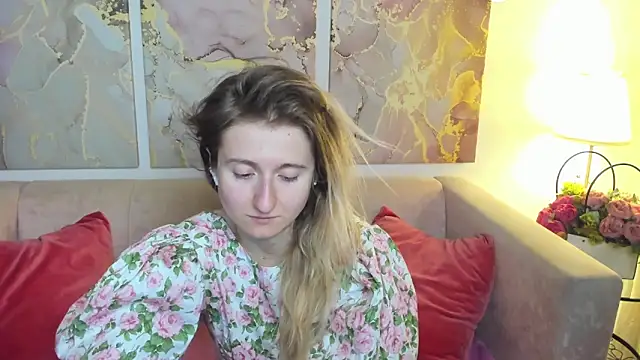 Snapshot of CamillaDreamer chatting on June 10, 10:11 pm CamillaDreamer online show from June 10, 10:11 pm
