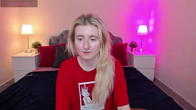 Snapshot of CamillaDreamer chatting on November 3, 4:43 pm CamillaDreamer online show from November 3, 4:43 pm