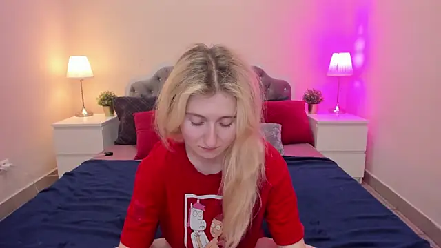 Snapshot of CamillaDreamer chatting on November 18, 6:00 pm CamillaDreamer online show from November 18, 6:00 pm