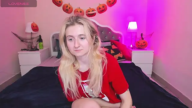 Snapshot of CamillaDreamer chatting on October 26, 5:46 pm CamillaDreamer online show from October 26, 5:46 pm