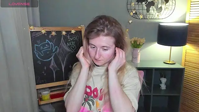 Snapshot of CamillaDreamer chatting on June 6, 11:04 am CamillaDreamer online show from June 6, 11:04 am