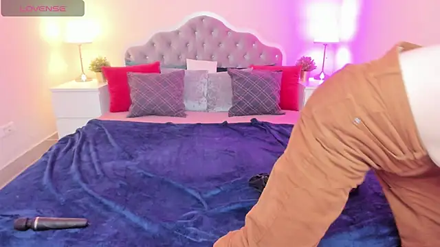 Snapshot of CamillaDreamer chatting on November 2, 4:56 pm CamillaDreamer online show from November 2, 4:56 pm