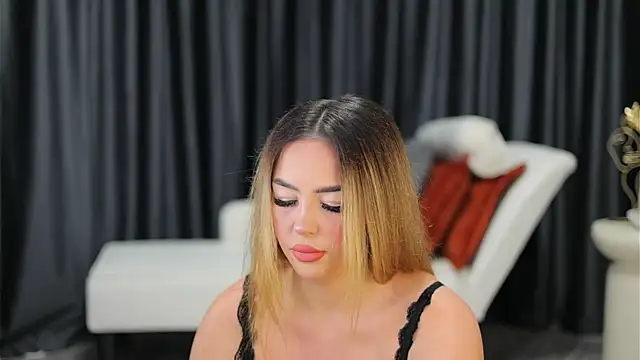 xJuliaax online show from December 4, 4:28 pm