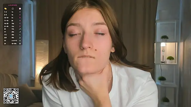 Snapshot of AnnaleeJennie chatting on October 15, 4:22 am AnnaleeJennie online show from October 15, 4:22 am