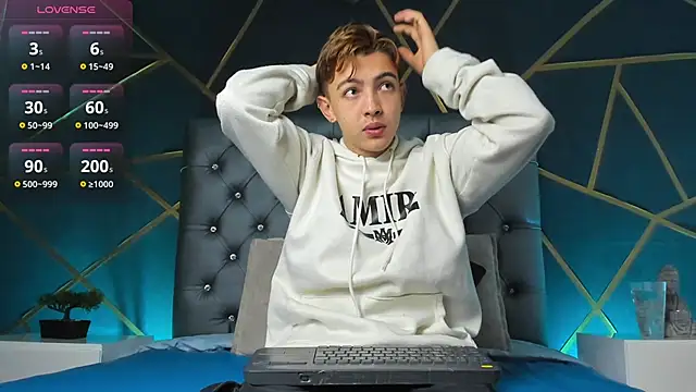 Lian Miller1  online show from November 20, 12:39 pm