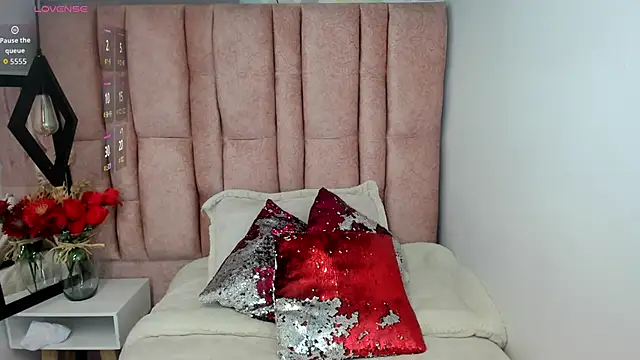 Snapshot of Issa_Milf__ chatting on June 16, 1:33 pm Issa Milf online show from June 16, 1:33 pm