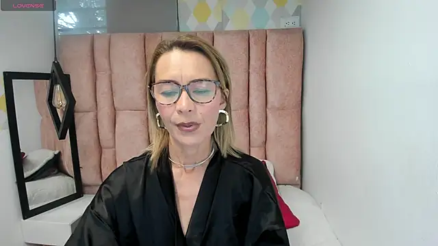 Issa Milf   online show from April 1, 8:39 pm