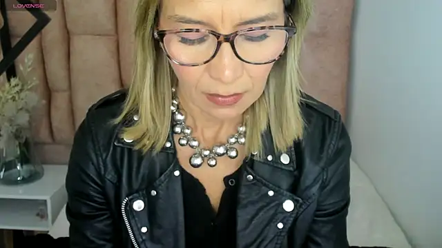 Issa Milf   online show from May 26, 1:31 pm