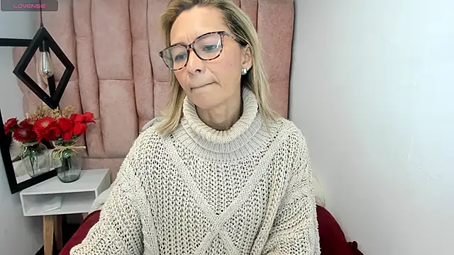 Snapshot of Issa_Milf__ chatting on June 15, 1:55 pm Issa Milf online show from June 15, 1:55 pm