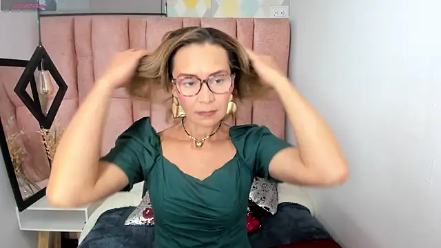 Issa Milf   online show from May 12, 1:17 pm
