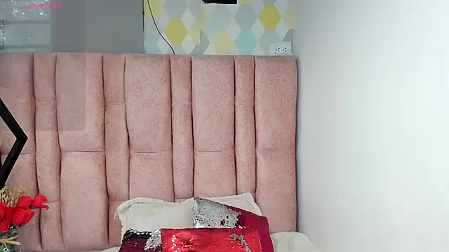 Snapshot of Issa_Milf__ chatting on June 19, 4:24 pm Issa Milf online show from June 19, 4:24 pm