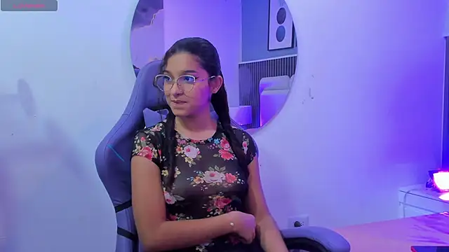 Snapshot of liz__cute chatting on October 5, 11:56 am liz cute online show from October 5, 11:56 am