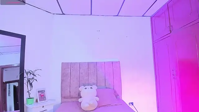Snapshot of Mila_1wood chatting on July 18, 12:58 pm Mila 1wood online show from July 18, 12:58 pm